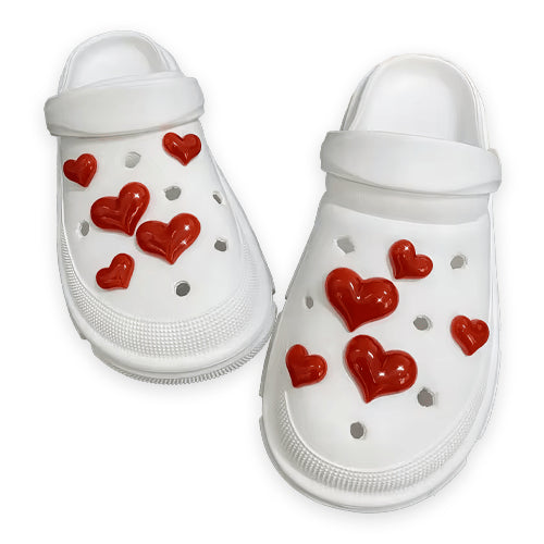 crocs blanche avec des coeur rouge brillant