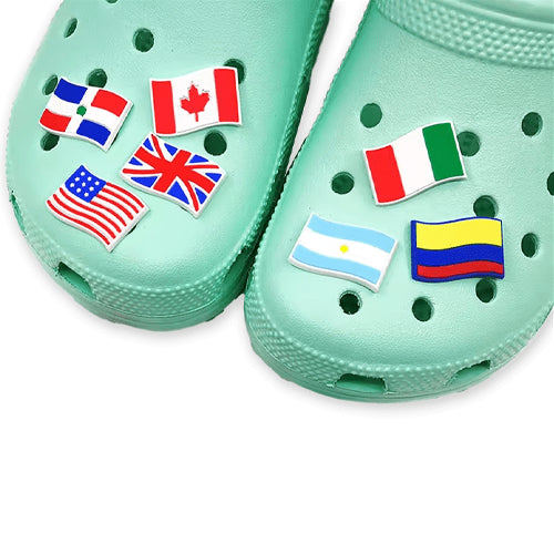 Crocs turquoise avec pins drapeau du monde